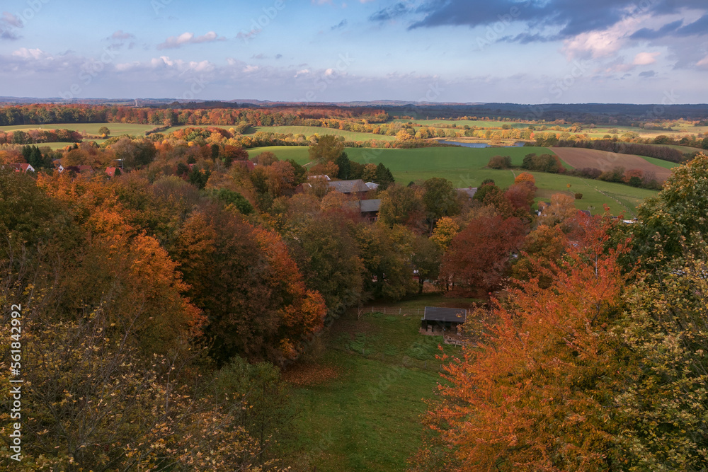 Traumhafter Blick vom Holzbergturm in Nerversfelde auf   schöne Hügellandschaft und Felder mit Wald im Herbst.