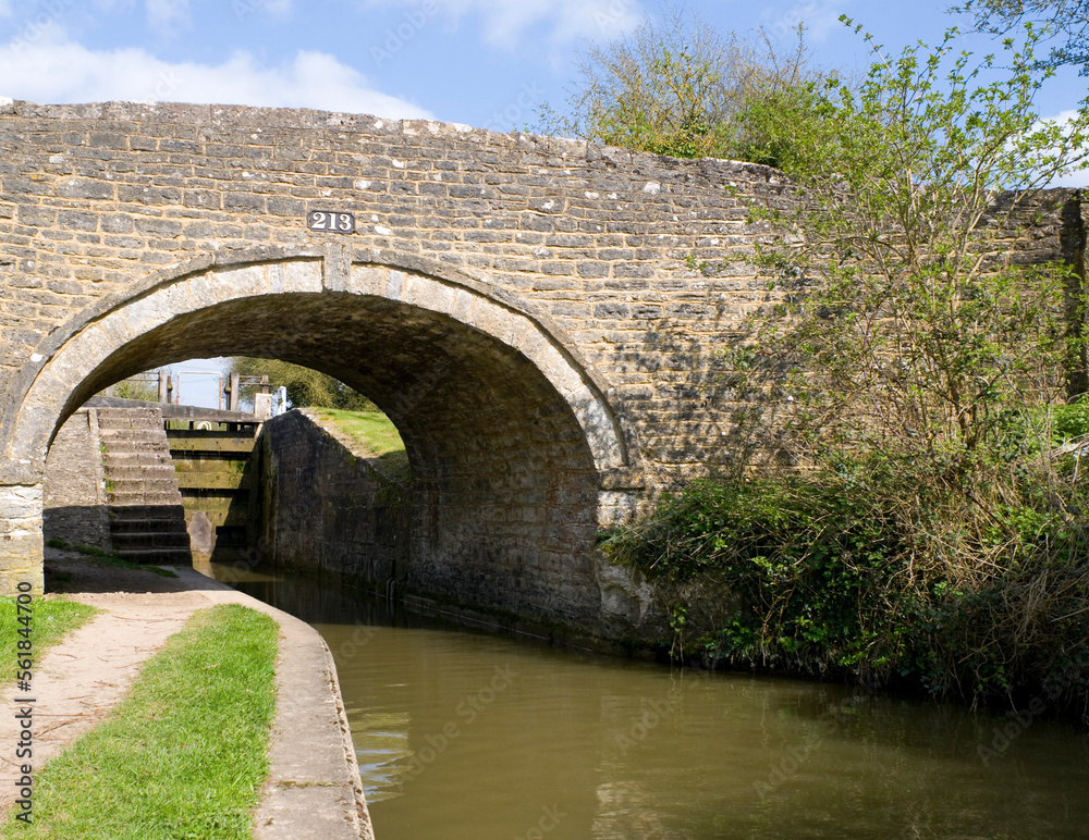 Fototapeta premium Pigeon's lock in Tackley on the Oxford Canal, named after the pub The Three Pigeons, which used to stand near here.