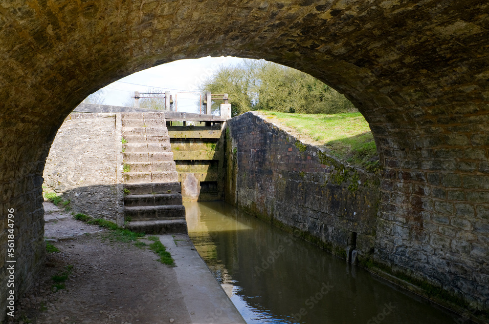 Obraz premium Pigeon's lock in Tackley on the Oxford Canal, named after the pub The Three Pigeons, which used to stand near here.