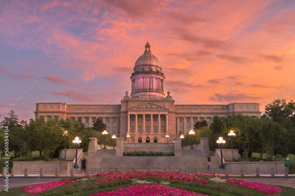 Naklejka premium Frankfort, Kentucky, USA with the Kentucky State Capitol
