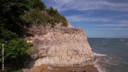 Linda vista aérea das falésias. Formações naturais na Praia do Espelho, em Trancoso, no Sul da Bahia. Uma das mais belas praias do Brasil.