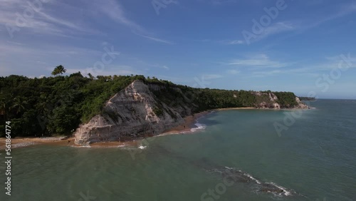 Linda vista aérea das falésias. Formações naturais na Praia do Espelho, em Trancoso, no Sul da Bahia. Uma das mais belas praias do Brasil.