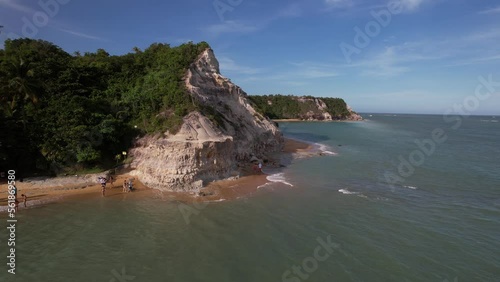 Linda vista aérea das falésias. Formações naturais na Praia do Espelho, em Trancoso, no Sul da Bahia. Uma das mais belas praias do Brasil.