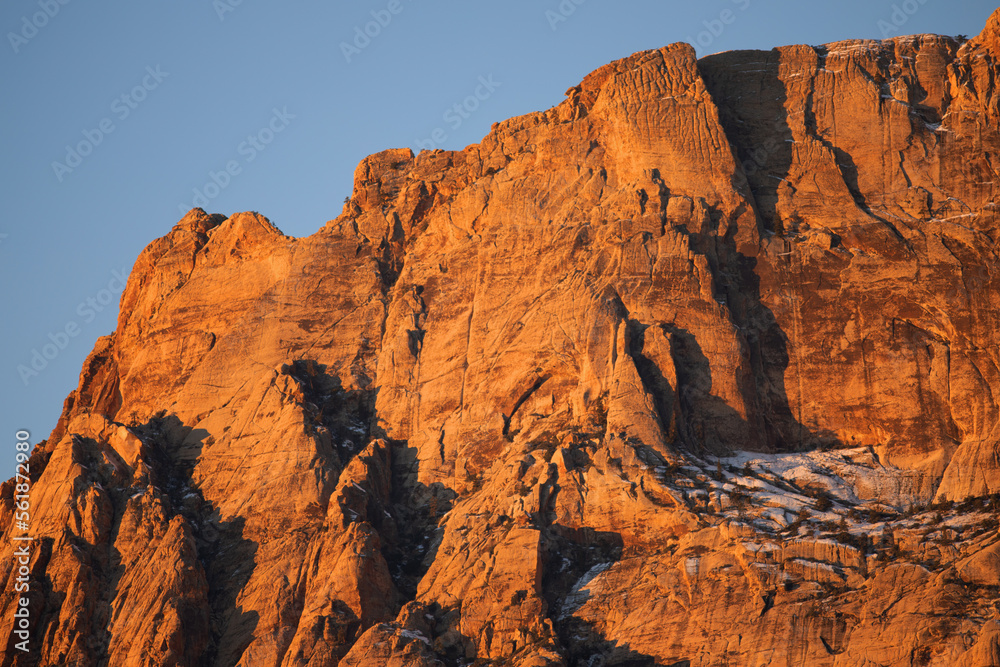 Lever de soleil sur Red Rock Mountain, Las Vegas, Nevada, États-Unis d'Amérique. Montagne à la roche ocre jaune escarpée et aride.