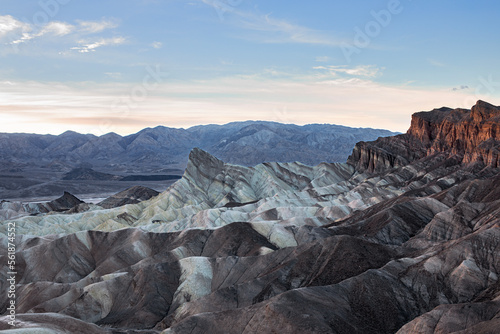 Montagnes et ravins multicolores de Death Valley √† Zabriskie Point, Californie, USA. D√©cor lunaire aux rochers blancs et noirs sous un ciel nuageux.