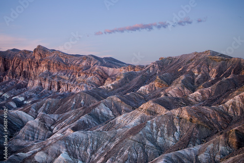 Montagnes et ravins multicolores de Death Valley à Zabriskie Point, Californie, USA, au coucher du soleil.