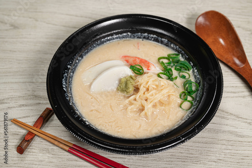 ワサビがのった豆腐にゅうめん