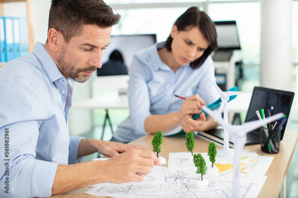 Obraz premium architectural team at desk working on designs