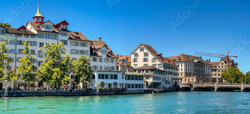 Fototapeta Naklejka Na Ścianę i Meble -  Beautiful view of the Limmatufer and the promenade at the Schipfe in Zurich, Switzerland