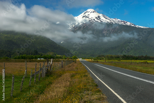 sur de chile, ensenada, volcan sureño, carretera, paisaje, montagna, cielo, autopista, viajando, naturaleza, montagna, asfaltar, nube, nieve, césped, verano, al aire libre, verde, cerro, vacaciones, 