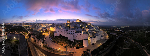 Vista aerea di Ostuni la città bianca al tramonto, nella valle d'itria in puglia