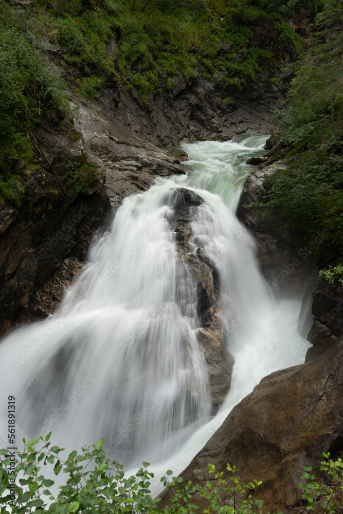 Naklejka premium Cascada en Austria