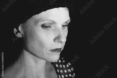 Black and White Porträt einer attraktiven schöne emotionale Frau ü50