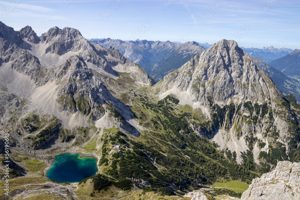 Bergsee und wilde Felsgipfel in Tirol