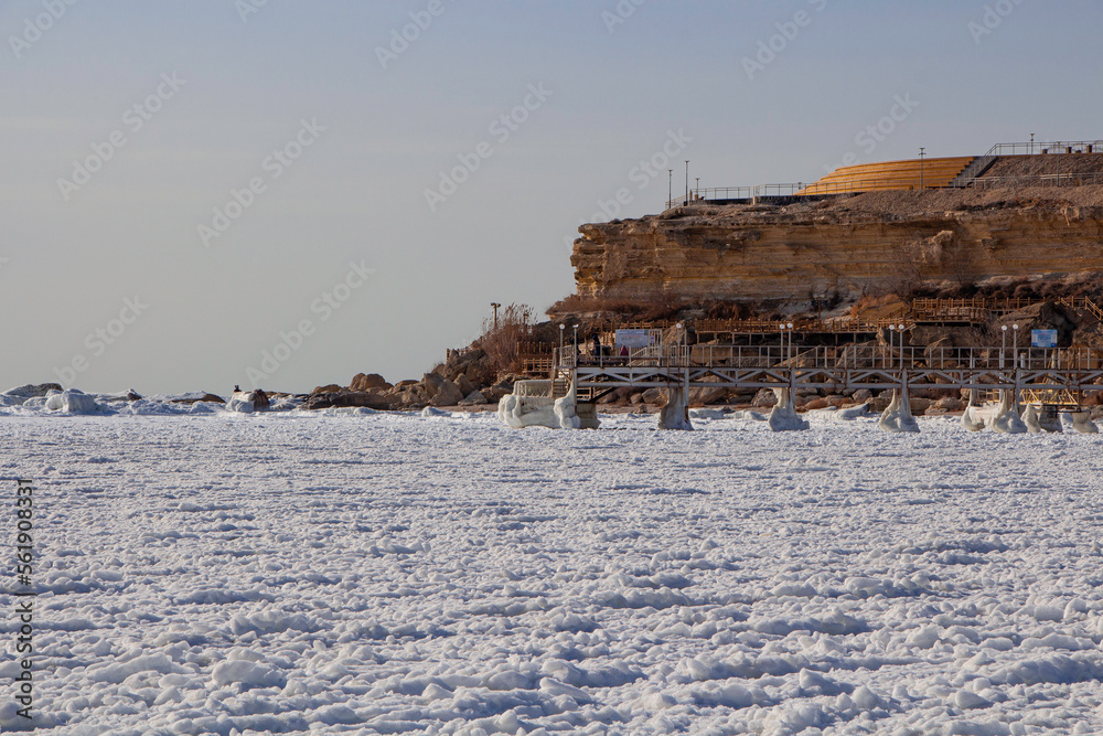 Fototapeta premium winter, snow, landscape, sky, cold, nature, water, sea, beach, ice, mountain, lake, panorama, travel, tree, coast, ocean, frozen, city, trees, frost, mountains, road, sand, season