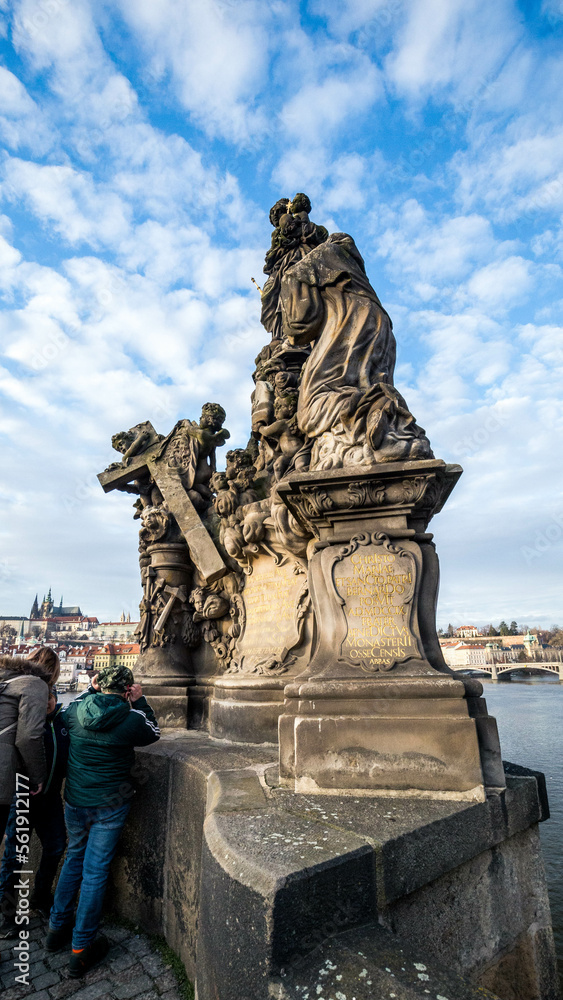 Obraz premium Taking a photograph in Karlov Bridge, Prague Bridges in the Summer on the Sunset. Czech Republic.