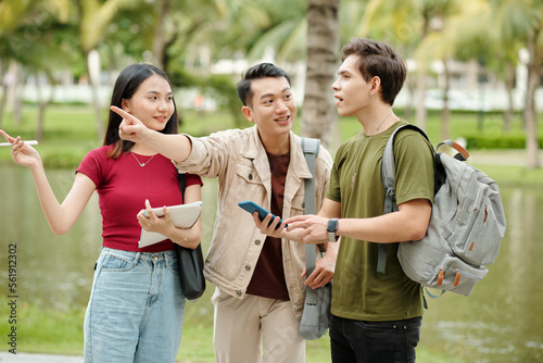 Εκτύπωση καμβά Students helping freshman to find dormitory on campus territory