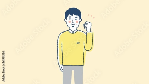 にっこりしてガッツポーズをする中年男性　上半身