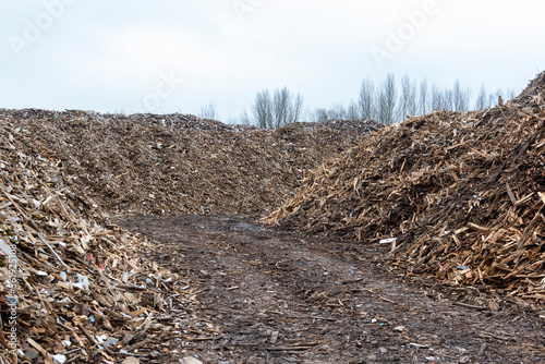 Montañas de tablones y maderos en un vertedero de residuos de madera