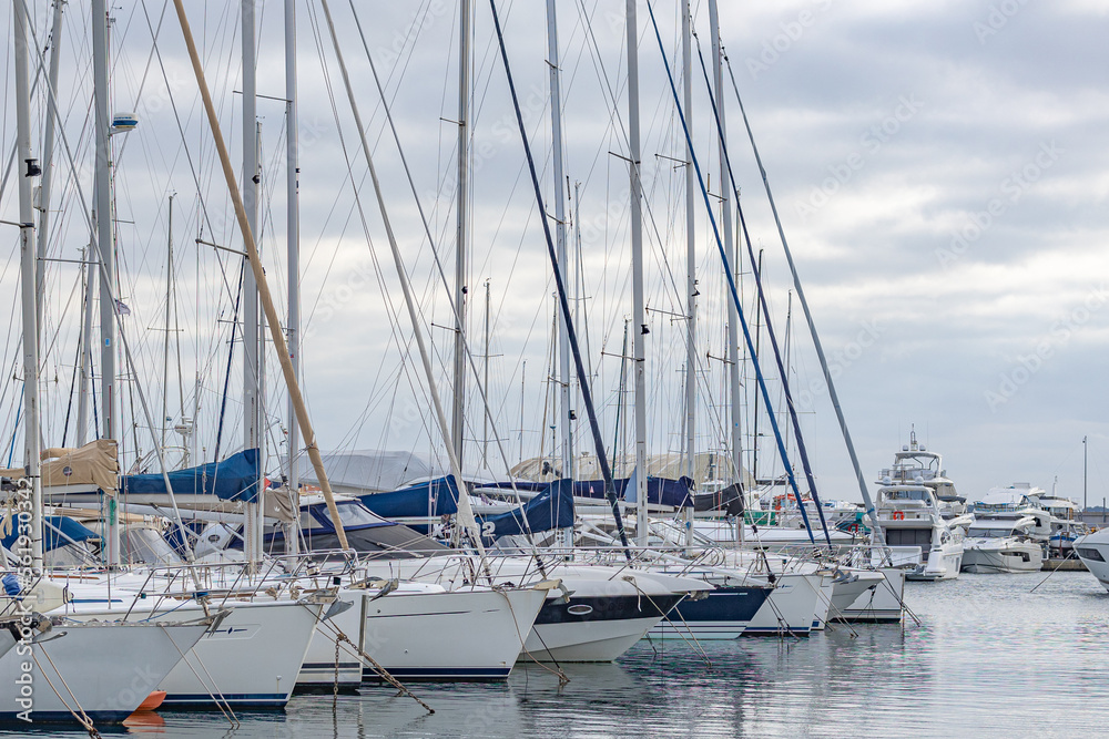 Fototapeta premium bateaux dans les ports de Fréjus et Saint-Raphaël
