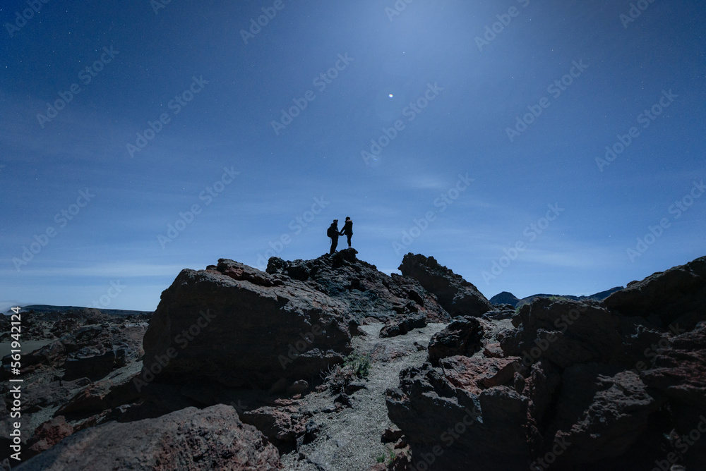 Amor bajo una luna llena en el parque nacional del Teide