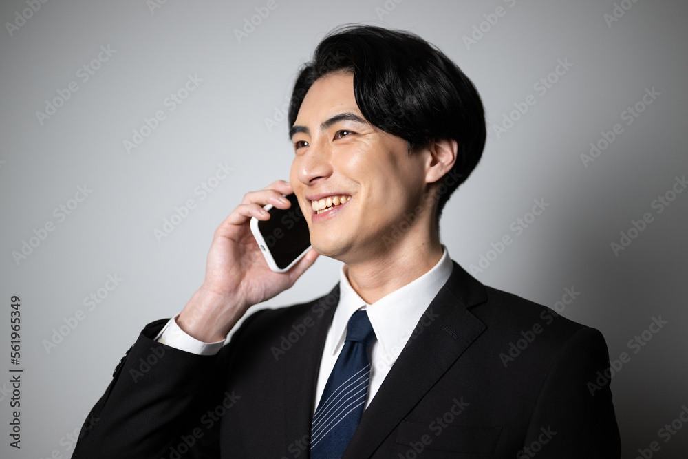 中途採用使えそうなカッコイイサラリーマンのイメージ　スマホ付き