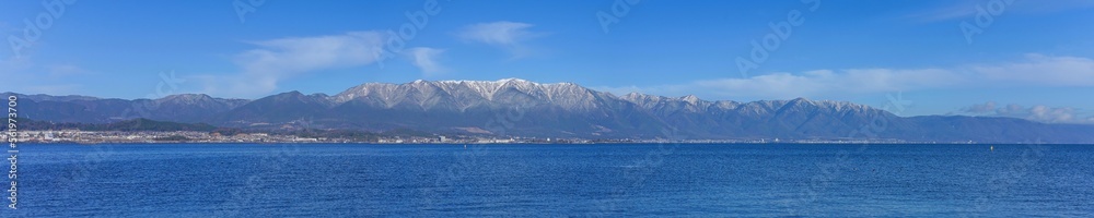 琵琶湖と雪の比良山のパノラマ情景＠滋賀