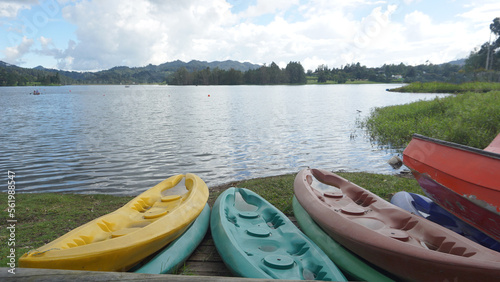 Botes abandonados en lago