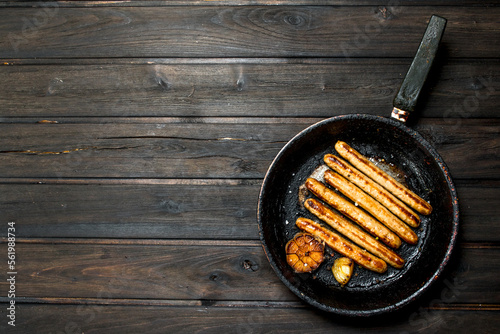 Grill the sausages in the pan.