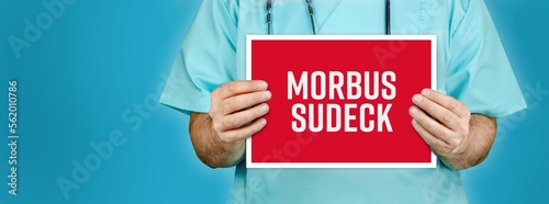 Morbus Sudeck. Arzt zeigt rotes Schild mit medizinischem Wort zur Identifizierung der Krankheit. photo