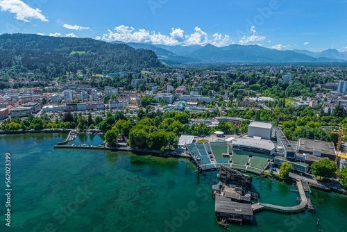 Ausblick auf Bregenz am Bodensee und die Seebühne