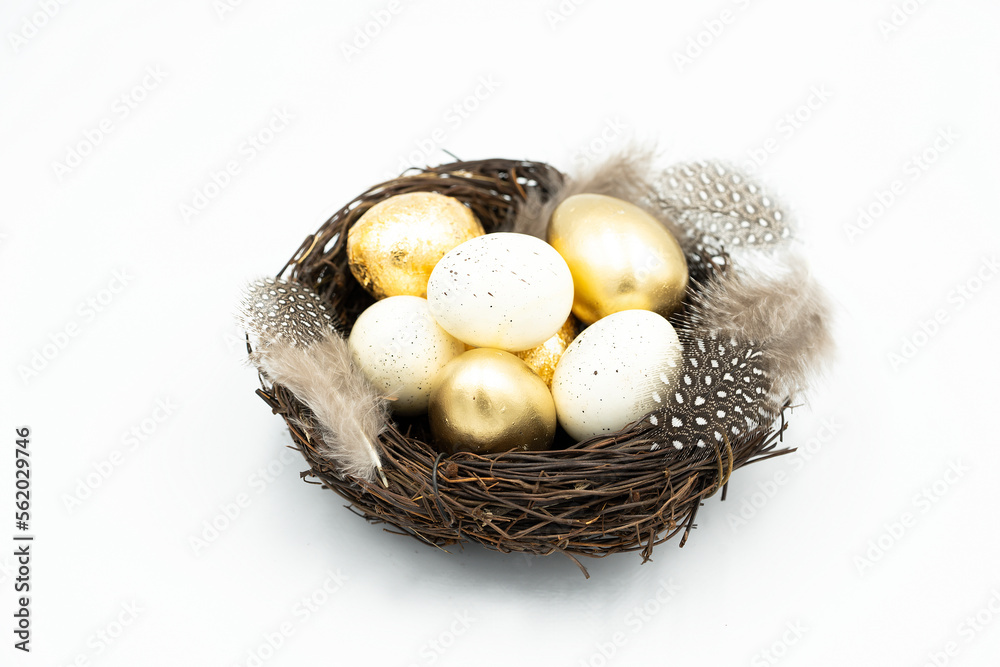 Obraz premium Nest, Easter golden and white eggs