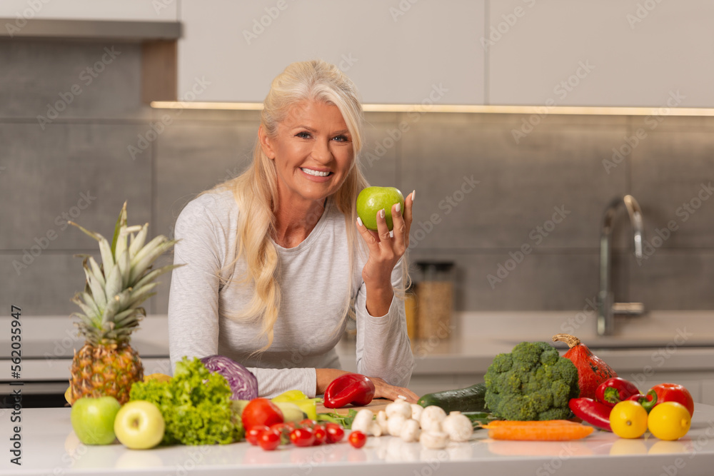 Beautiful woman preparing healthy and delicious food in a modern kitchen
Beautiful woman preparing healthy and delicious food in a modern kitchen
