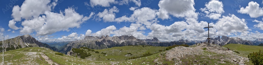 Panorama Dolomiten / Südtirol mit Bergen und Gipfelkreuz