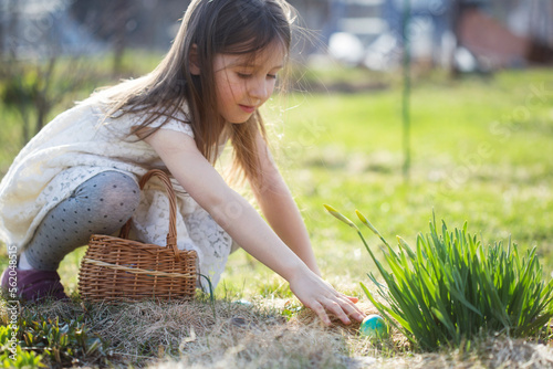 Canvas Print spring fun - finding eggs for easter outdoor in countryside
