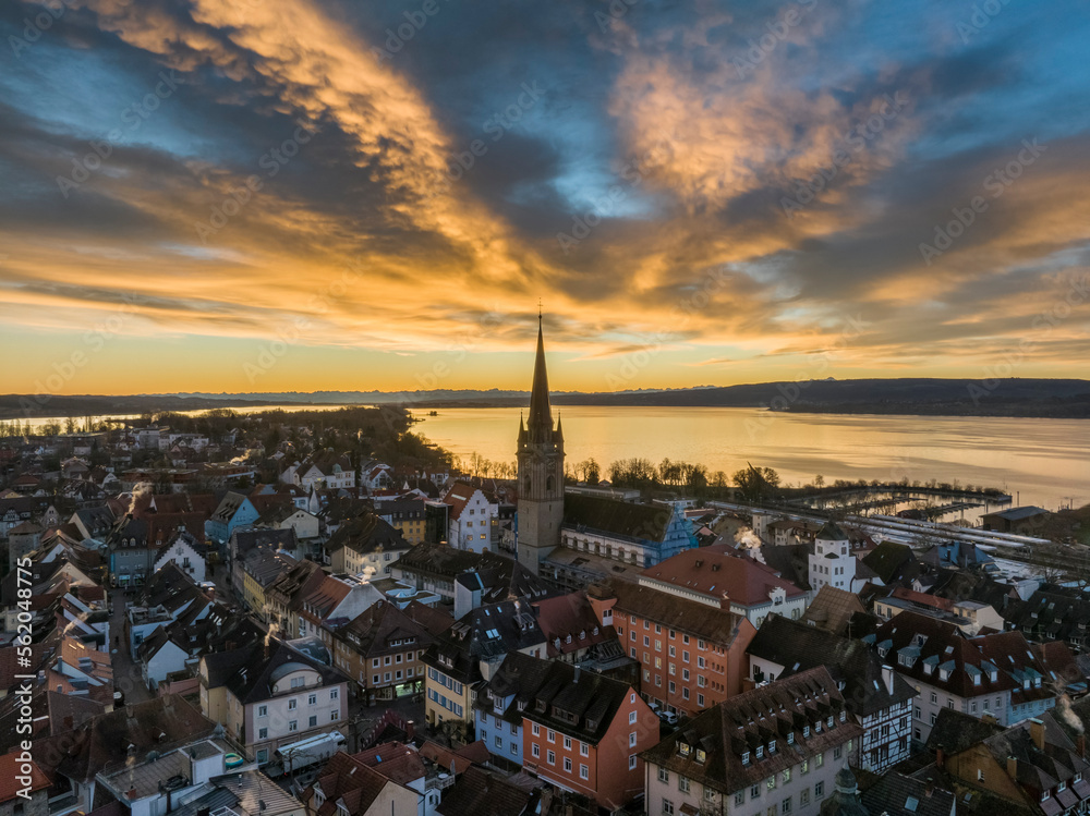 Luftbild der Stadt Radolfzell vor Sonnenaufgang