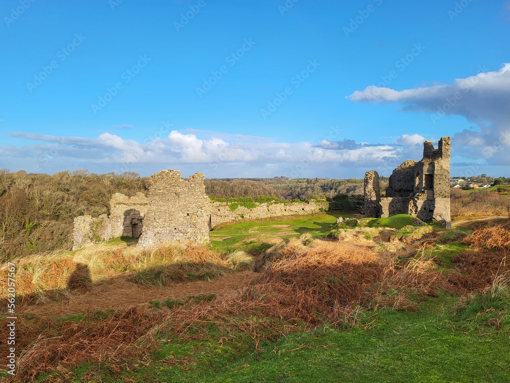 Φωτογραφία Pennard Castle was built in the early 12th century as a timber ringwork following the Norman invasion of Wales