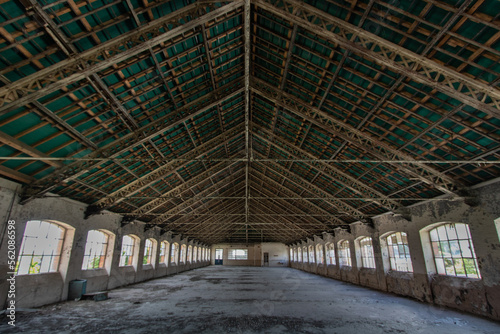 vaste intérieur d'une ancienne usine abandonnée vide