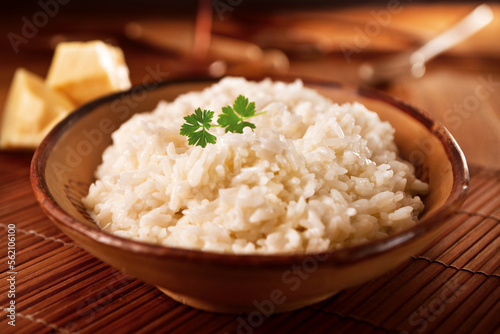 apetitoso arroz cremoso de queijo sobre mesa rústica - arroz branco com queijo