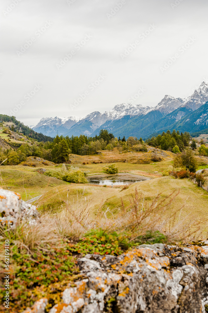 Ardez, Dorf, Bergsee, Ruine, Felsen, Unterengadin, Alpen, Graubünden, Wanderweg, Il Lai, Herbst, Herbstfarben, Schweiz