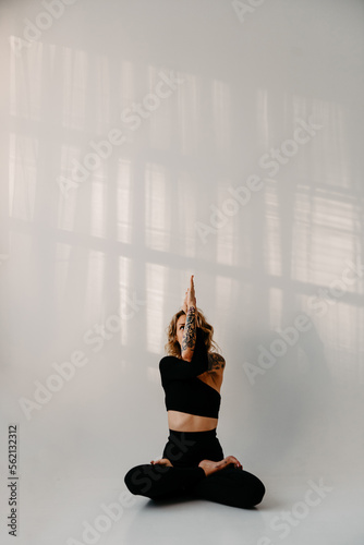 Canvastavla Woman with tattoos practicing Yoga with white background