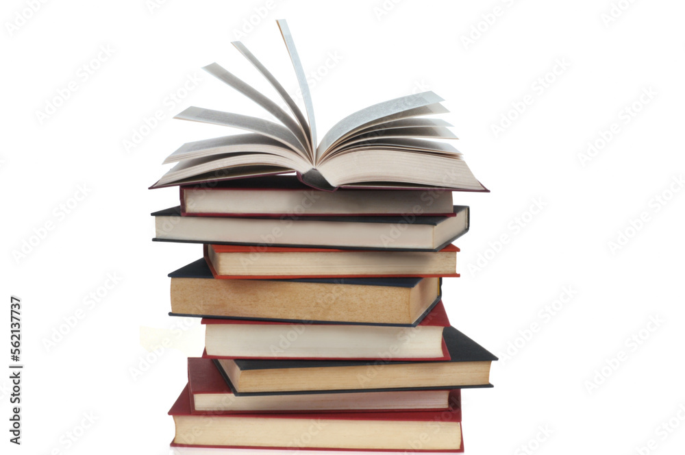 Livres empilés avec un livre ouvert sur le dessus sur fond blanc Livres empilés avec un livre ouvert sur le dessus sur fond blanc