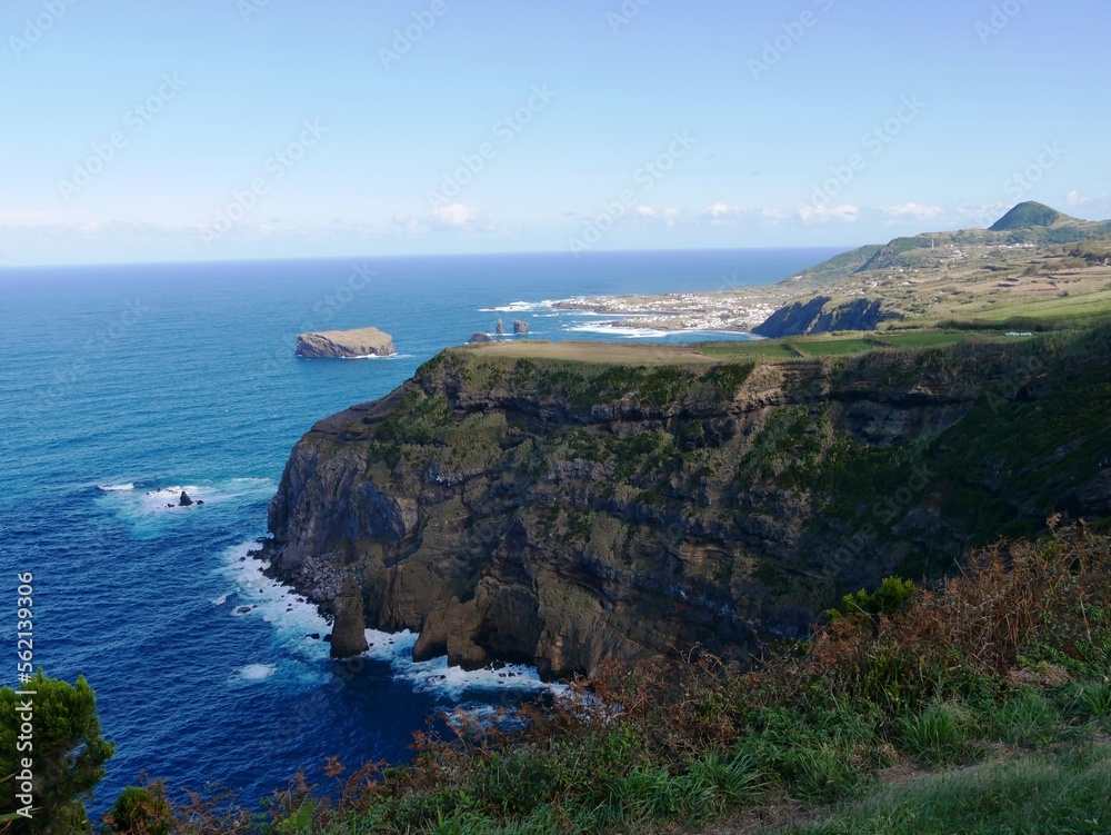 Panorama sur la falaise de Mosteiros vue du miradouro do Escalvado sur la côte Atlantique à l'ouest de l'île de Sao Miguel dans l'archipel des Açores au Portugal