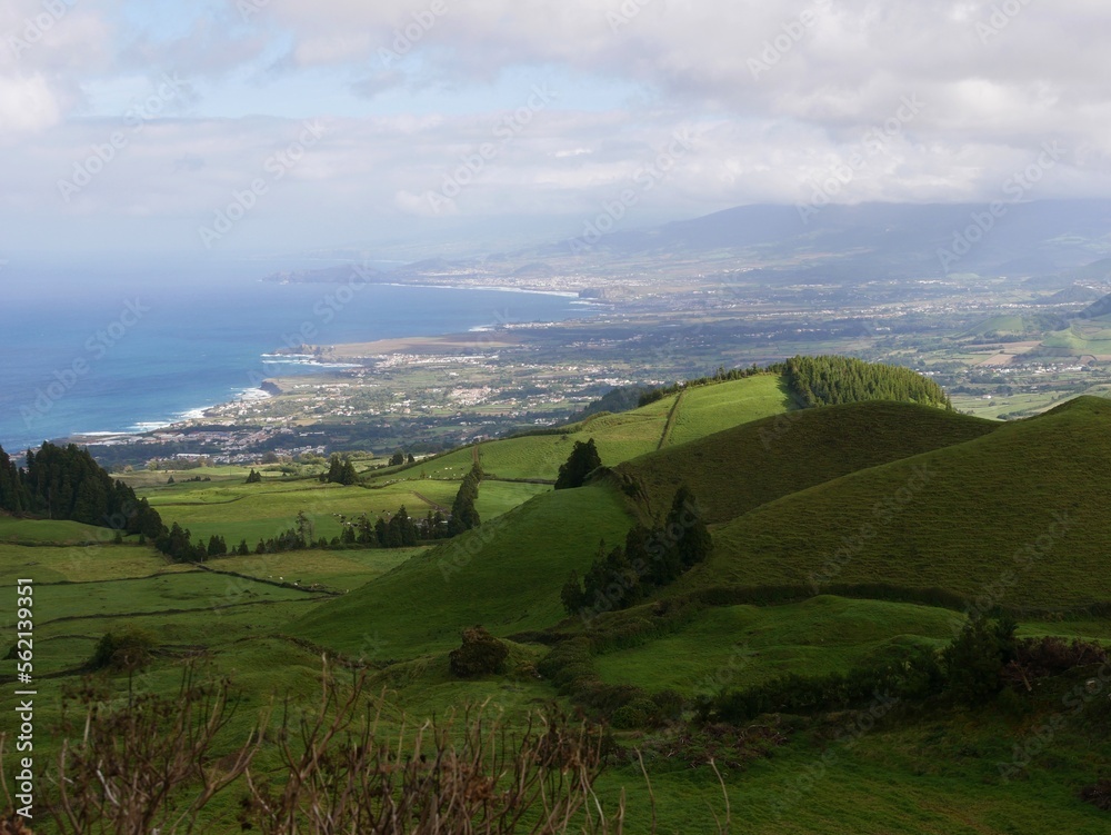 Point de vue sur l'océan Atlantique du pico do Carvao et sur le village de Feteiras à l'ouest de l'île de Sao Miguel dans l'archipel des Açores au Portugal