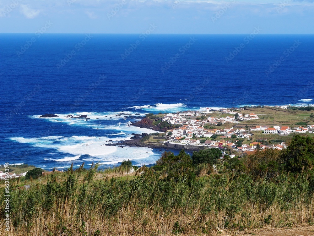 Panorama sur la côte et le village de Mosteiros sur la côte Atlantique dans l'île de Sao Miguel dans l'archipel des Açores au Portugal europe