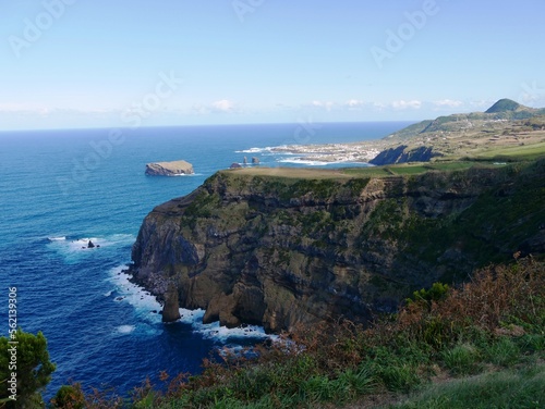 Panorama sur la falaise de Mosteiros vue du miradouro do Escalvado sur la côte Atlantique à l'ouest de l'île de Sao Miguel dans l'archipel des Açores au Portugal
