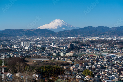 秦野市の街並みと富士山