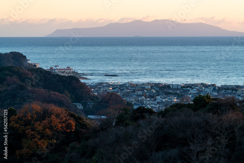 鎌倉の海と街並みと伊豆大島