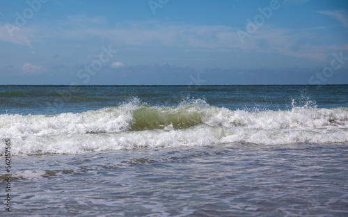 brechende Welle an der Nordseek  ste  Niederlande 