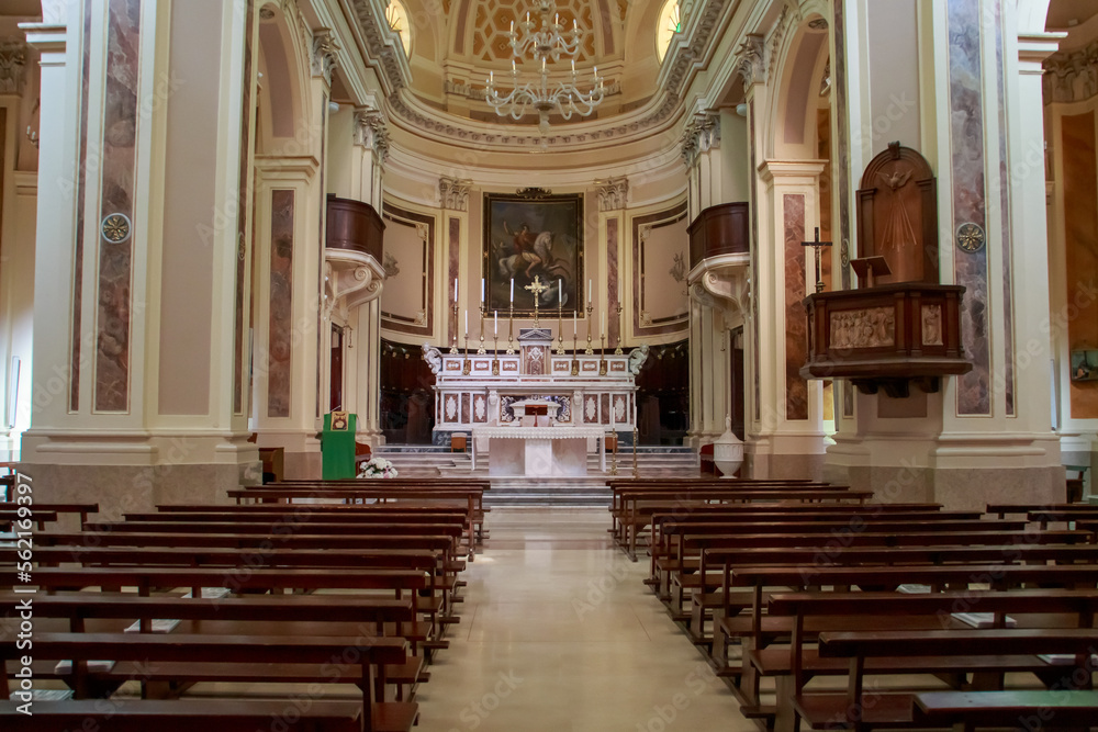 Altar y bancada de la iglesia matriz de San Giorgio Martire en Locorotondo, Italia. El altar mayor es barroco de mármol policromado (año 1764). Al fondo una pintura de San Jorge y el dragón.